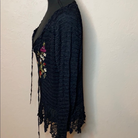 NWOT Newport News crochet flower embroidered top - Picture 5 of 7